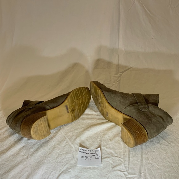 Stuart Weizman - Tan suede ankle boot with strap and buckle. Med heel. Size 9M - Picture 4 of 7